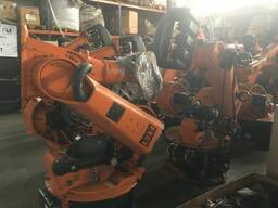 8 индустриальных роботов KUKA VKR 150/2