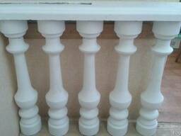 Балясины и перила из бетона.