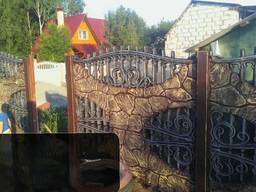 Бетонный забор с волнистым верхом и фактурными панелями