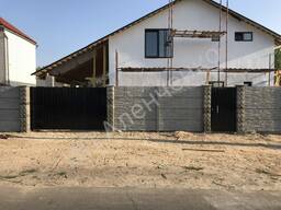 Бетонный забор с воротами и калиткой