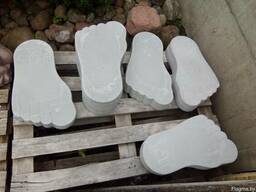 Стопы великана бетонные