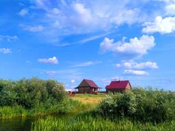 Домики на берегу живописного озера Слуцк