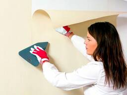 Клеим обои.