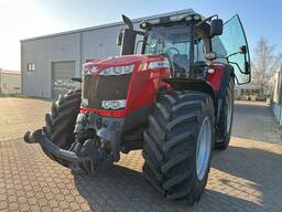 Трактор колёсный Massey Ferguson.