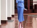 Костюм с юбкой плиссе - фото 3