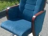 Кресло для зала с обкладкой на спинке - фото 1