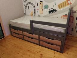 Кровать из массива