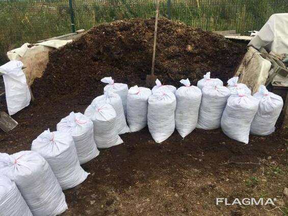 Куриный помет, конский и коровий навоз, все фасовано в мешки.