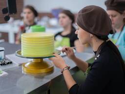 Курсы, занятия по кондитерскому искусству.