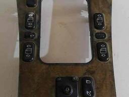 Панель управления стеклоподъемниками Mercedes E W210. PA66mx40 (486010).
