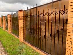 Монтаж сварных заборов с поликарбонатом