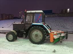 Трактор МТЗ со щеткой и отвалом для уборки территории от снега