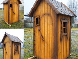 Туалет деревянный с арочной дверью