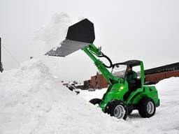 Уборка снега минипогрузчиком Avant