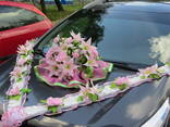Украшения на свадебное авто в классическом розовом.