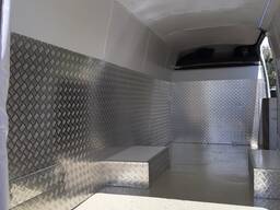 Усиление стен фургона рифленым алюминием.