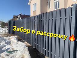 Забор из металлопрофиля тёмно‑серый — вертикальные панели