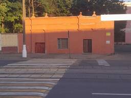 Здание отдельно стоящее с прилегающей территорией