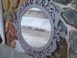 Зеркало в обрамлении из металла